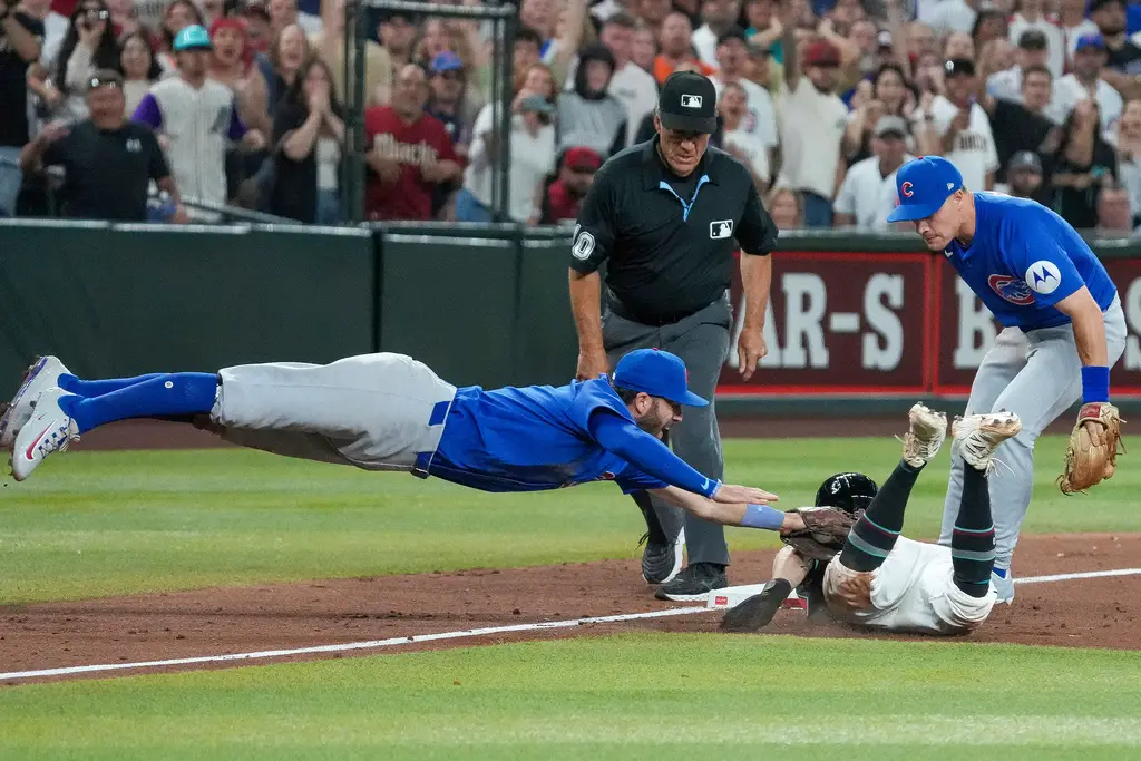 Nico Hoerner Wins Fielding Bible Award, Cubs Named Defensive Team of the Year -