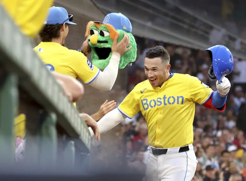 The Rundown: Cubs Showing 'Renewed Interest in Bregman, Zombro Takes on Bigger Role, MLB Could Limit OF Positioning -